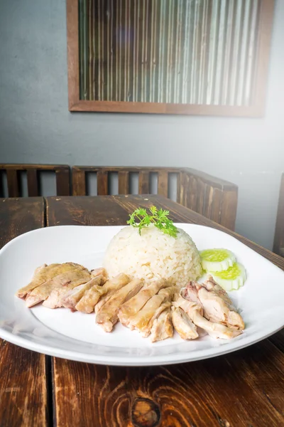 Főtt csirke rizs a fából készült asztal hainanese — Stock Fotó