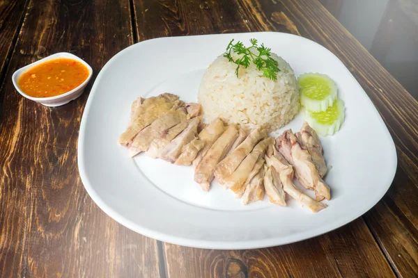 Hainan nasi ayam rebus di atas meja kayu — Stok Foto