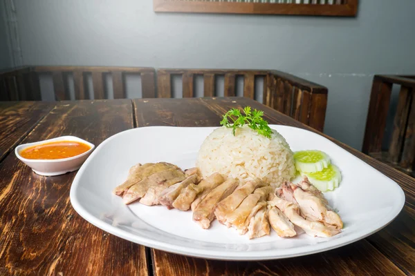 Варёный куриный рис на деревянном столе — стоковое фото