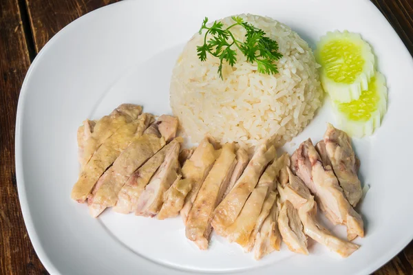 Βρασμένο κοτόπουλο ρύζι στο ξύλινο τραπέζι hainanese — Φωτογραφία Αρχείου