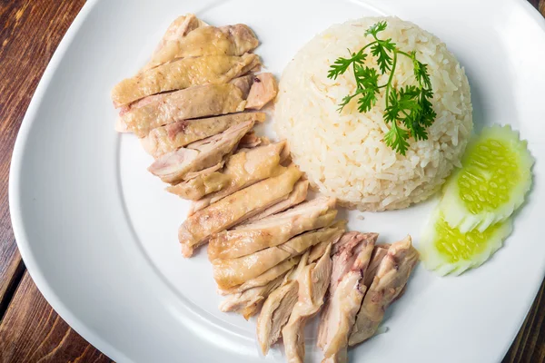 Arroz de frango cozido hainanese na mesa de madeira — Fotografia de Stock