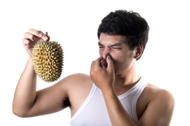 Beyaz arka planda durian kötü kokusu ile Asya adam