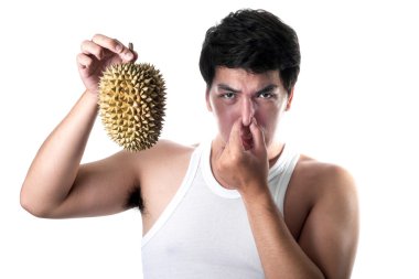 Beyaz arka planda durian kötü kokusu ile Asya adam