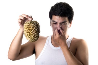 Beyaz arka planda durian kötü kokusu ile Asya adam