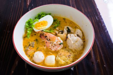 Asya noodle ile deniz ürünleri ve yumurta tomyum çorbası
