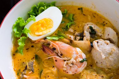 Asya noodle ile deniz ürünleri ve yumurta tomyum çorbası