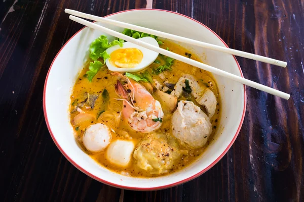 Asian noodle with seafood and egg in the tomyum soup — Stock Photo, Image