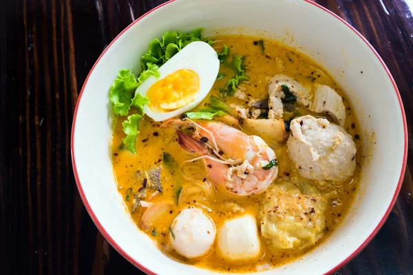 Azjatyckie z owoców morza i jajko w zupa tomyum — Zdjęcie stockowe