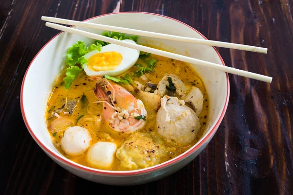 Fideos asiáticos con mariscos y huevo en la sopa de tomio — Foto de Stock