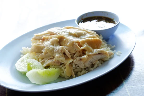 Riso di pollo bollito hainanese sul tavolo di legno — Foto Stock