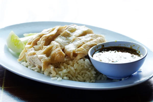 Hainanese vařené kuře rýže na dřevěný stůl — Stock fotografie
