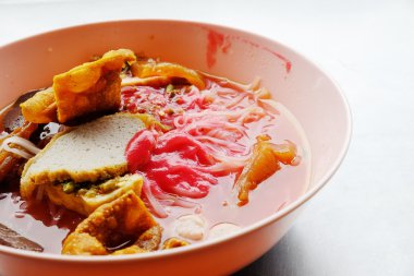 Yong tau foo - Asya erişte ve kırmızı çorbası