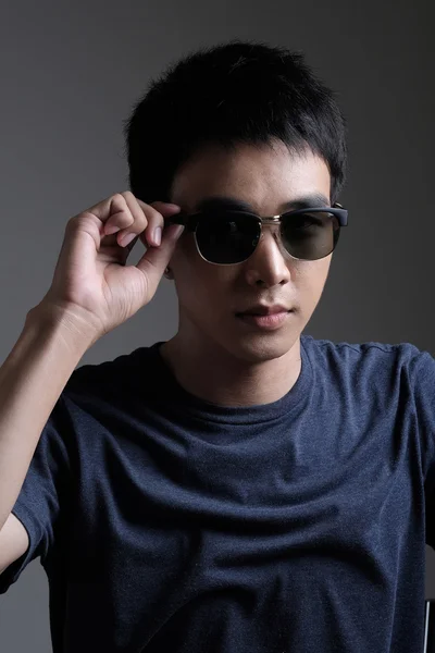 Potret pria Asia dengan kacamata hitam retro — Stok Foto