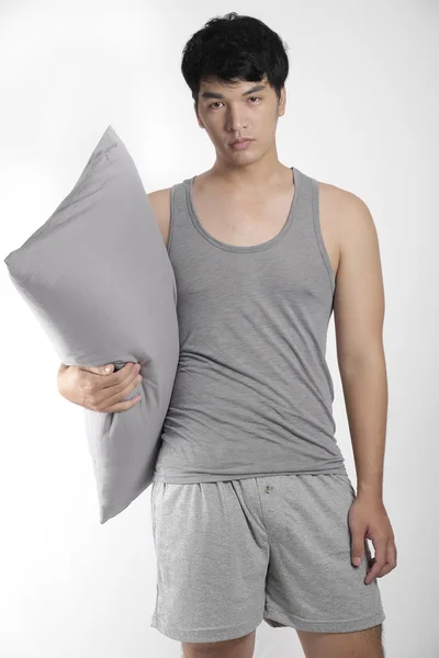 Asiatique garçon en pyjama gris avec un oreiller — Photo