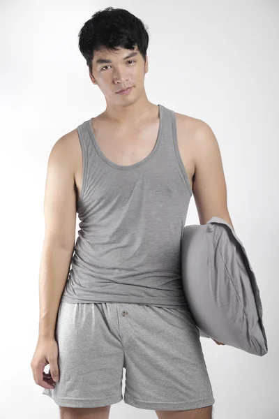 Asiático chico en gris pijama con una almohada — Foto de Stock