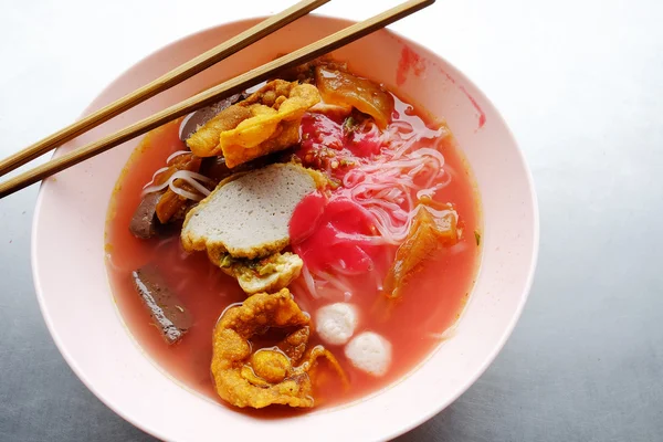 Yong tau foo - Tagliatelle asiatiche nella zuppa rossa — Foto Stock