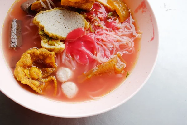 Yong tau foo - macarrão asiático na sopa vermelha — Fotografia de Stock