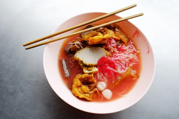 Yong tau foo - Fideos asiáticos en la sopa roja — Foto de Stock