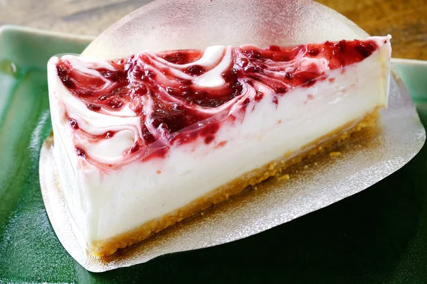 Gâteau au fromage framboise dans le plat — Photo