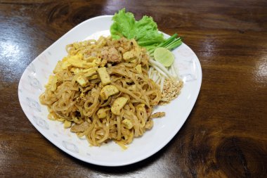 Padthai - geleneksel Tay yiyecek çanak