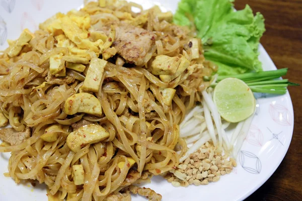 Padthai - geleneksel Tay yiyecek çanak