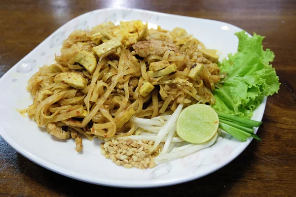 Padthai - Traditionel Thai Mad i fadet - Stock-foto