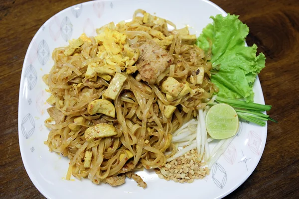 Падтай - традиционная тайская еда в блюде — стоковое фото