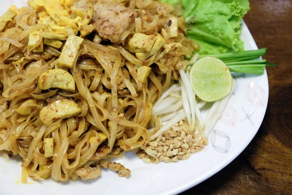 Padthai - geleneksel Tay yiyecek çanak