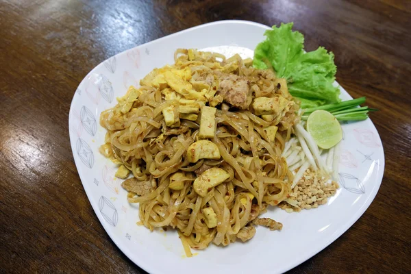 Padthai - geleneksel Tay yiyecek çanak