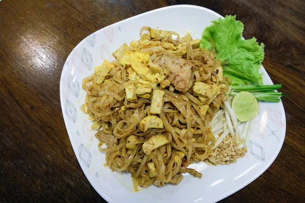 Padthai - Comida tradicional tailandesa en el plato — Foto de Stock