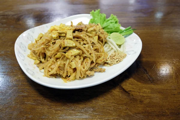 Padthai-传统泰国菜在盘子里 — 图库照片