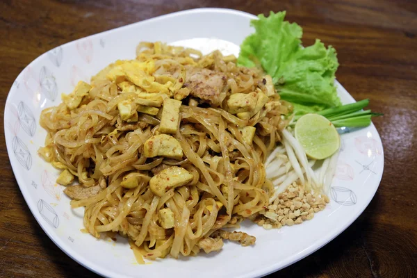 Padthai - Comida tradicional tailandesa en el plato —  Fotos de Stock