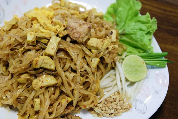Padthai - geleneksel Tay yiyecek çanak