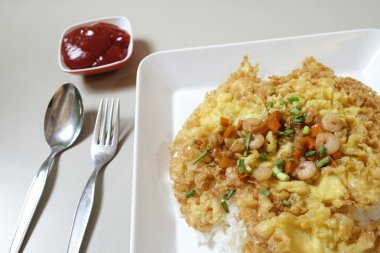 Karides ve sebze üstte gevrek omlet