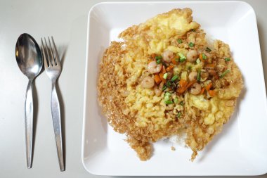 Karides ve sebze üstte gevrek omlet