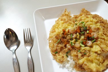 Karides ve sebze üstte gevrek omlet