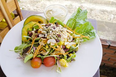 Hububat ve sebze salata tabağına