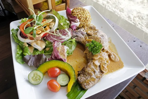 Daging babi cincang steak dengan salad — Stok Foto