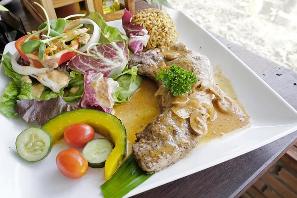 Domuz eti biftek salatası ile — Stok fotoğraf
