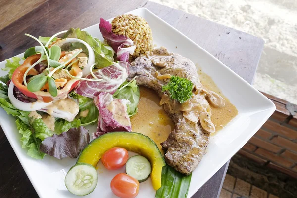 Daging babi cincang steak dengan salad — Stok Foto