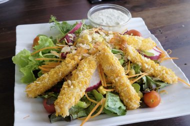 Tempura üstünde belgili tanımlık tepe ile taze sebze salatası