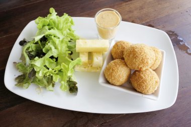 Kızarmış peynir topu tabak salata ile