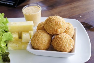 Kızarmış peynir topu tabak salata ile