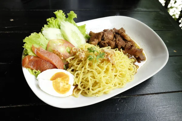 Macarrão amarelo seco com ovo, salada, salsicha e carne de porco refogada — Fotografia de Stock