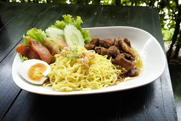 Mie kuning kering dengan telur, salad, sosis dan daging babi — Stok Foto