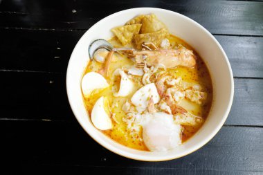 Tay gıda - deniz ürünleri ve yumurta ile sahnelenen