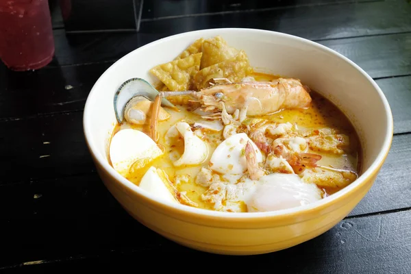 Ταϊλανδικά τρόφιμα - Tomyam με θαλασσινά και τα αυγά — Φωτογραφία Αρχείου