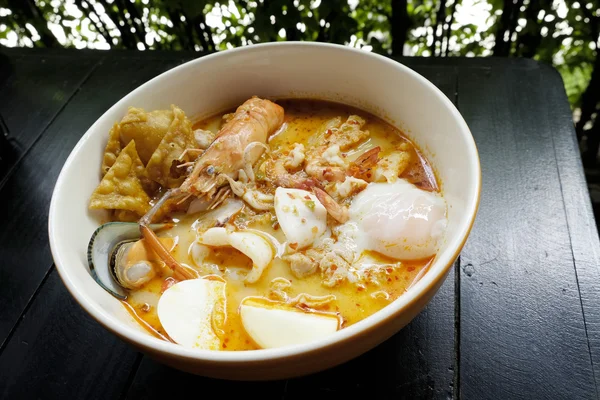 Tajski Food - Tomyam z owoców morza i jaj — Zdjęcie stockowe