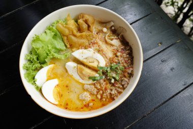 Yumurta şehriye sahnelenen çorbası