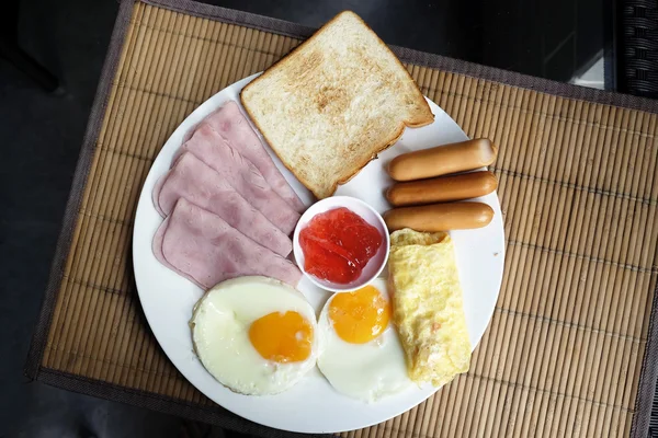 Pequeno-almoço no prato — Fotografia de Stock